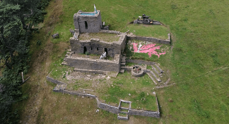 Мужчина построил замок в поле, ветеран войны, крепость, незаконное строительство, ПТСР, спор с горсоветом, разрешение на строительство, снос замка