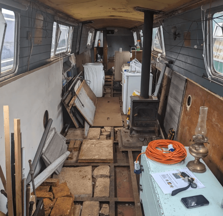 Внутренний вид узкой лодки во время капитального ремонта