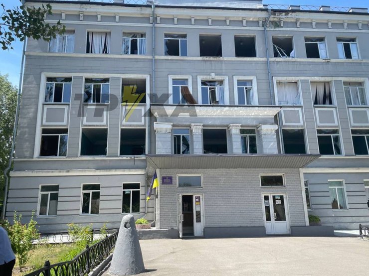 Изуродованная школа в результате обстрела Днепра 24 июня