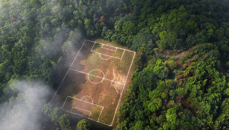 Футбольное поле, футбол, вулкан, недействующий вулкан, горы, лес, джунгли, природа, футбольное поле в кратере, кратер