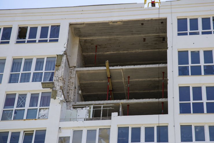 обстрел дома в чернигове, дома чернигова, выстрел из танка по дому