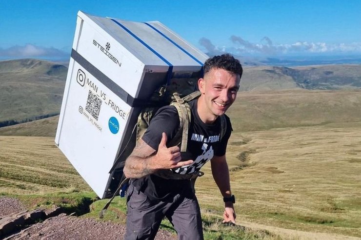 Бег с холодильник на спине, военный, атлет, марафон, холодильник, рекорд,