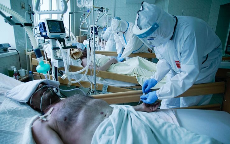 фото, Врачи-реаниматологи оказывают помощь больным COVID-19 во Львовской больнице