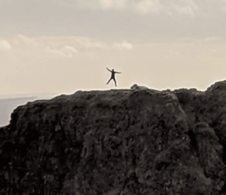 Вірусне фото, фотобомба, стрибок на скелі, Белфаст, Кейвхілл, Північна Ірландія, вдалий кадр, випадкова фотографія, людина в стрибку, незвичайний знімок