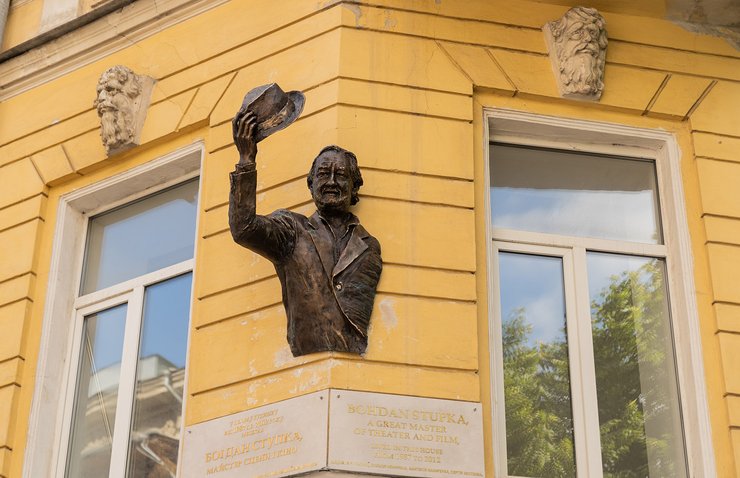 Богдан Ступка, горельеф в Киеве