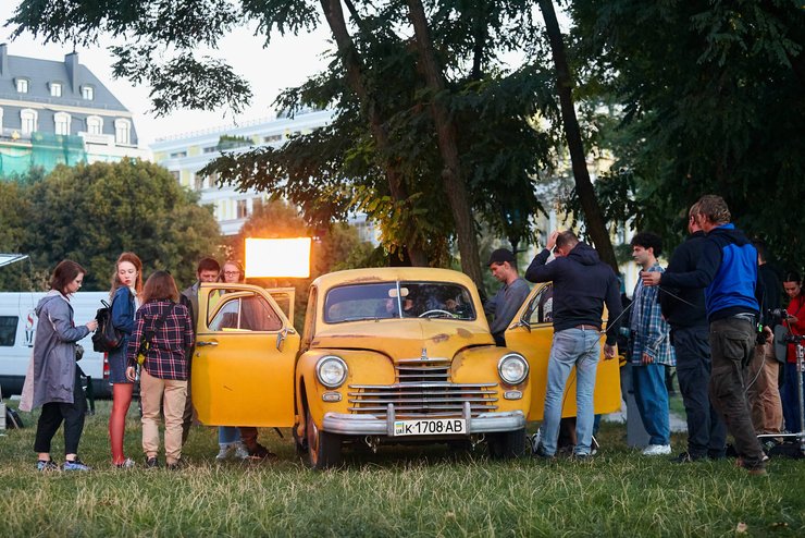 ОДИН ИЗ ГЕРОЕВ. Автомобиль "Победа" купили в ужасном состоянии, восстановили и покрасили в желтый цвет