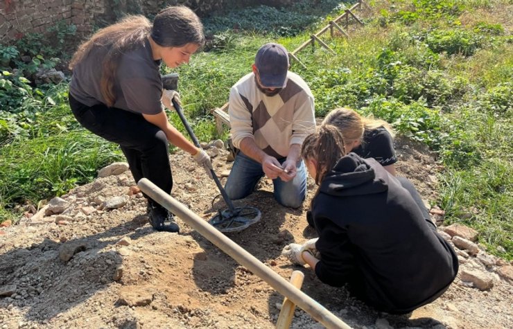 замок, раскопки, исследования, грунт, археологи, ученые, музей, мусор, помещение, пол, история, исследователи, археология