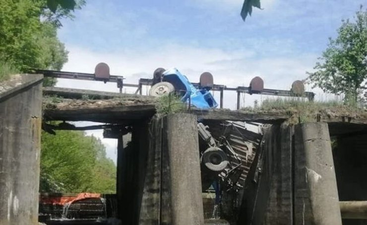 обрушение моста, грузовик завис