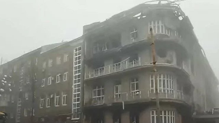 зруйнований будинок із годинником маріуполь