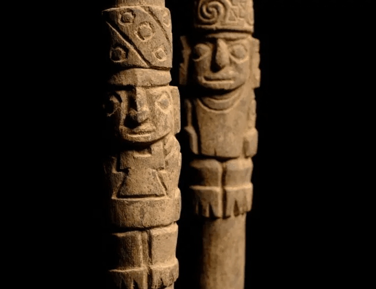 Археологічна пам'ятка Пачакамак, цивілізація Варі, поховальні пакунки, давні андські ритуали, доіспанські Анди, перуанська археологія, різьблені маски, культурна спадщина, андська історія, вірування предків