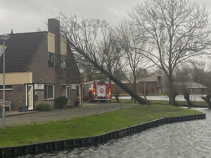 ураган Бэлла, Великобритания, Франция, Бельгия, Поезда, Ветер, Затопление