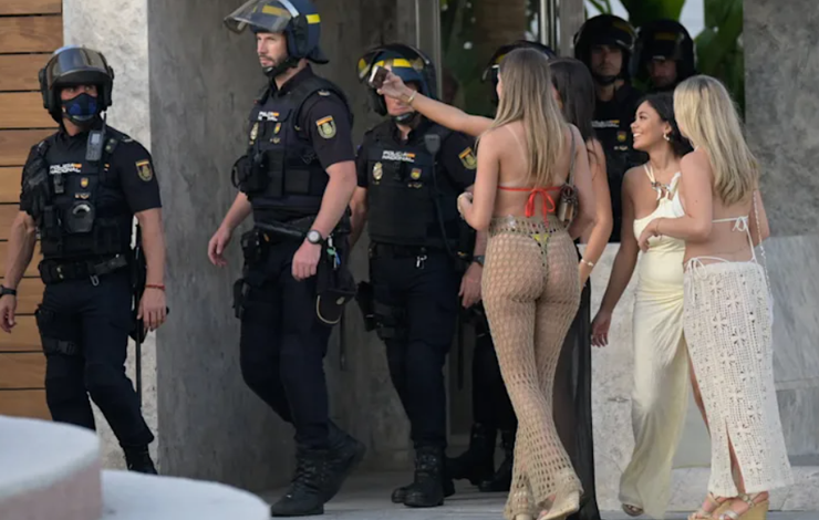 Туристки роблять селфі під час рейду, Марбелья, затримання злочинців, туризм, відпочинок, подорожі, курйози, фото