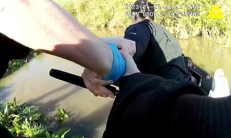 Полиция, спасатели, тонущая машина, автомобиль, брод, водоем, вода