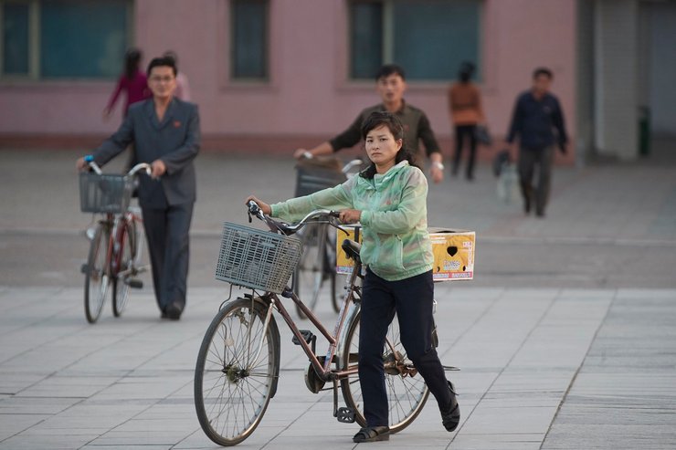 Сейчас женщины в КНДР могут носитть брюки и ездить на велосипедах