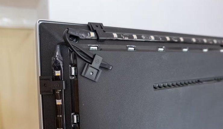 Світлодіодна стрічка на задній панелі телевізора