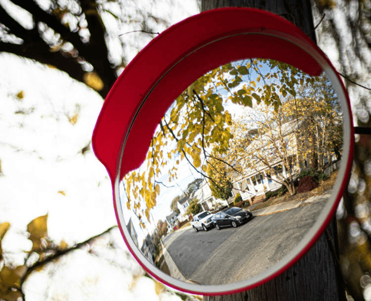 Дорожное зеркало на опасном повороте улицы в жилом районе Шанхая