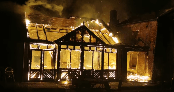 Сильна пожежа, паб "Кривий дім", вогонь, будівля знищена пожежею,