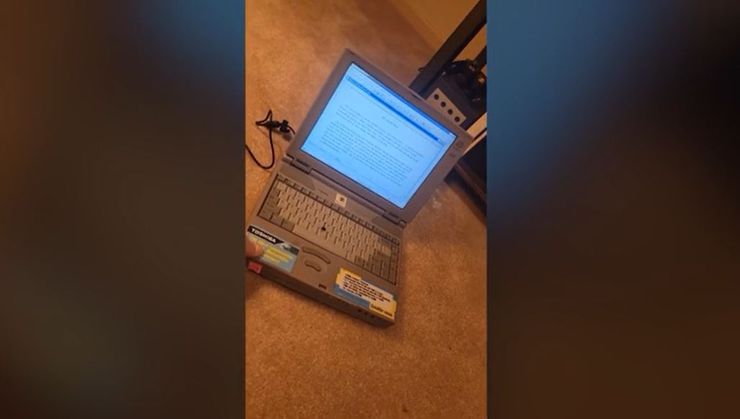 Мужчина нашел эссе в старом компьютере, интересные находки, сюрпризы, интересности, видео, приколы