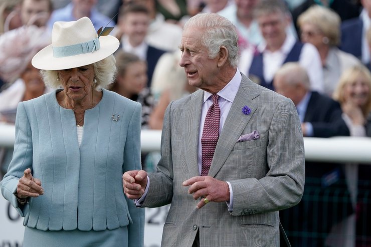 Королева Камилла, скачки, королевские драгоценности, король Чарльз