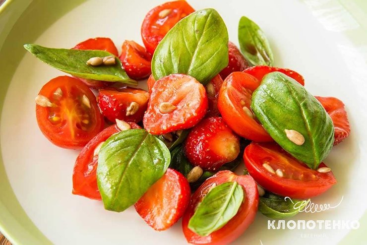 Салат з полуницею, томатами та базиліком