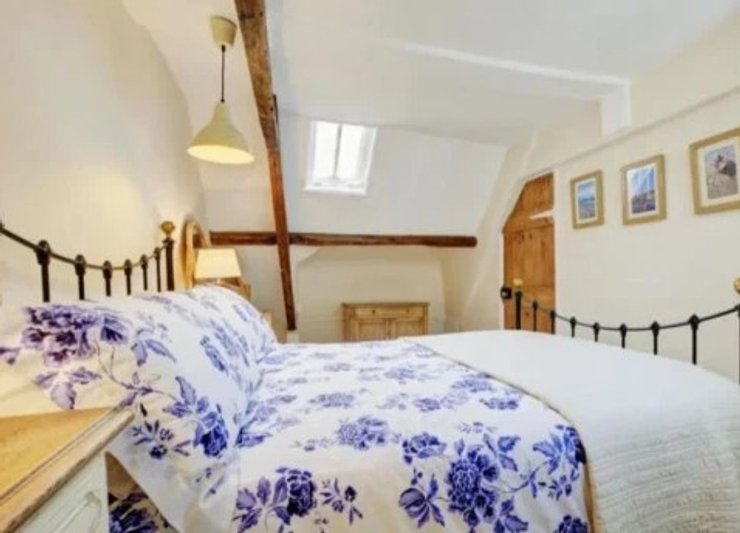 Кровать в комнате