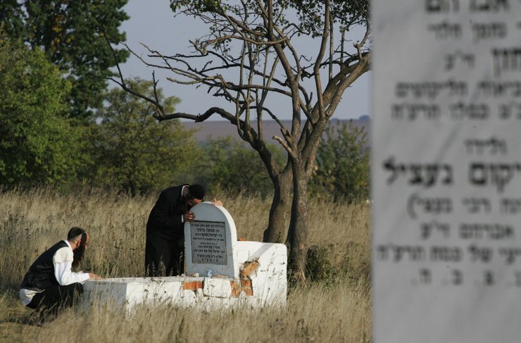 хасидизм в Україні, хасиди на кладовищі