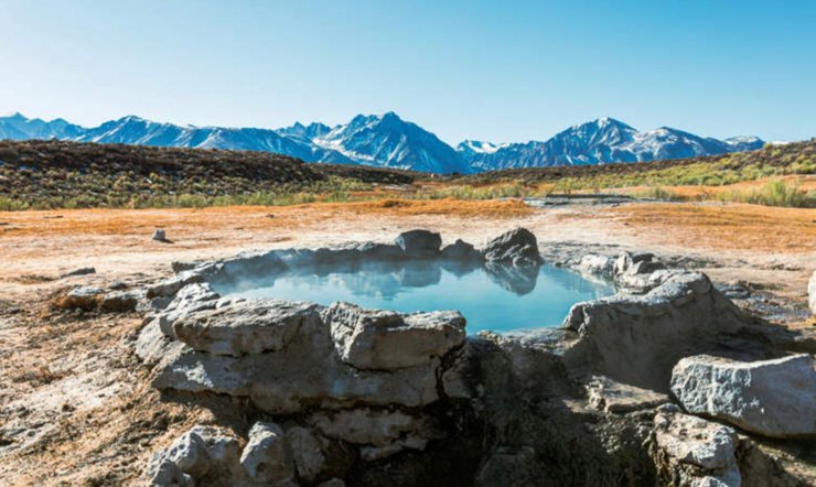 Гарячі джерела, яких не існує Гарячі джерела, кам'яний басейн із гарячою водою на тлі гір