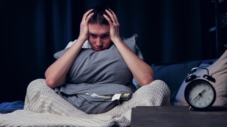 мужчина, постель, часы, фото