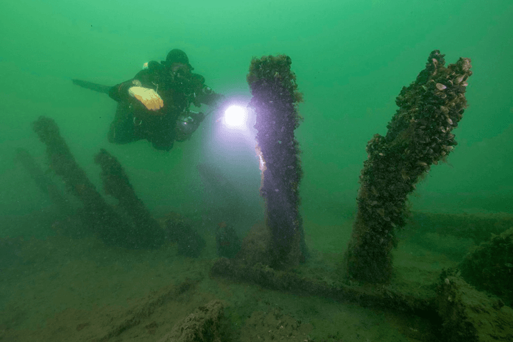 дайвер, вода, остатки корабля, фото