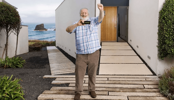 Бывший учитель физики стоит у нового дома стоимостью £3 млн в Корнуолле после выигрыша Omaze