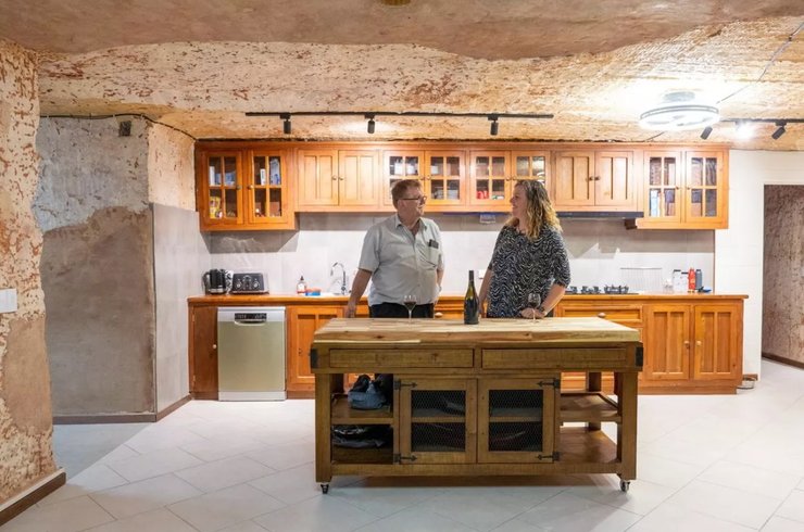 В подземном доме, который защищает от жары, обустроили кухню