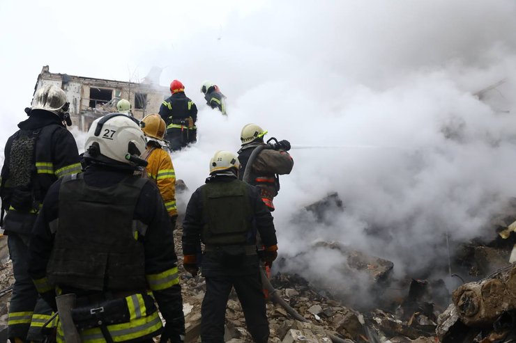 Украина, ракетный удар, спасатели, война, фото