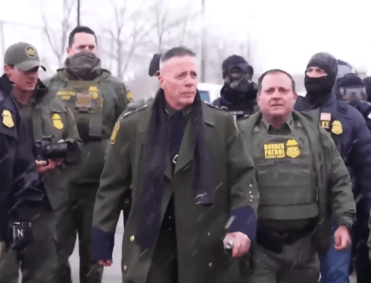 Грег Бовіно в пальті