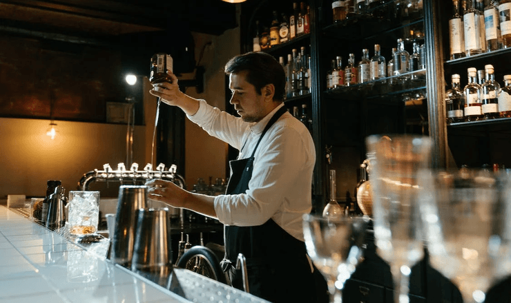 Бар, бармен, паб, развлекательное заведение, клиенты, посетители, выпивка, секретный код, прозвище, общепит, обслуживание