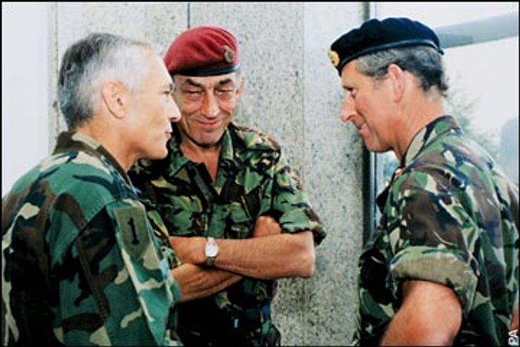 Майк Джексо и Уэсс Кларк с принцем Чарльзом в Косово