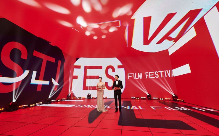 фото, церемония закрытия 11го ОМКФ, ведущие Янина Соколова и Олег Панюта