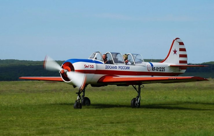 самолет Як-52