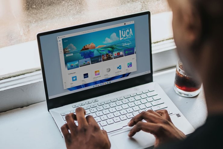 человек работает за ноутбуком