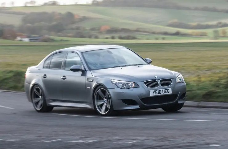 BMW M5 E60, авто давят танком, BMW M5, старый бмв, танк т-55