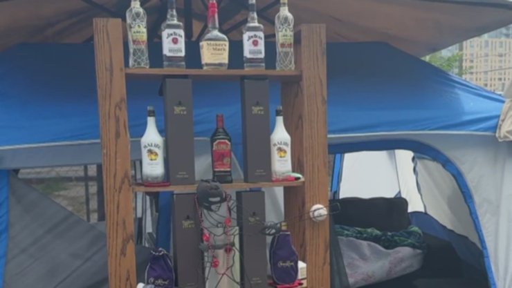 Бар для безхатченків у США, стихійний табір, безхатченки, спиртні напої, алкоголь, наркотики, розслідування поліції, вулиця