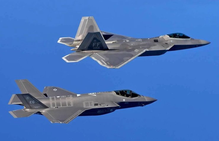 F-35 и F-22, F-22, истребитель F-22, истребитель пятого поколения, Многоцелевой истребитель, истребитель Lockheed Martin, легендарный самолет, уникальный самолет