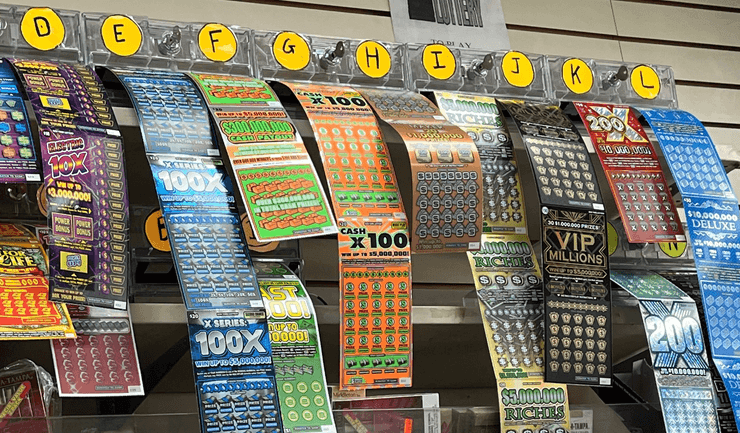 Лотерейный билет, деньги, денежный приз, женщина отправилась за мороженым, стала миллионершей, победительница лотереи,