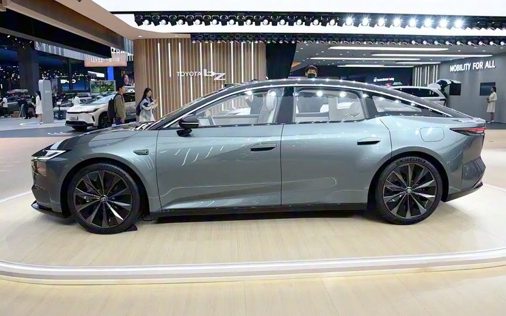 электрокар Toyota bZ7