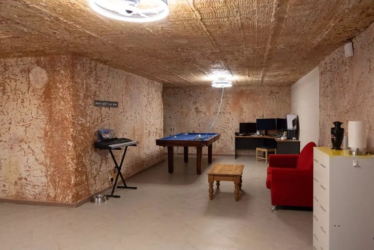 В подземном доме, который защищает от жары, обустроили зону отдыха