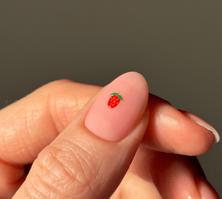 Маникюр с микрофруктами