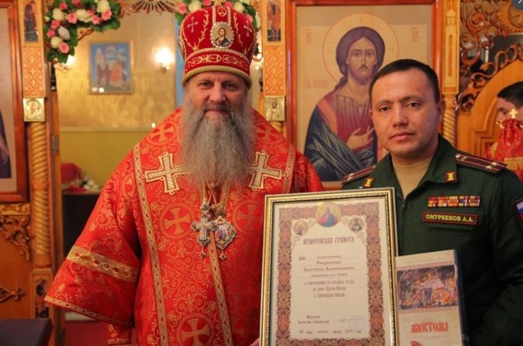 фото Омурбекова и священника РПЦ