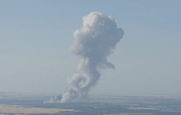 Стовп диму через пожежу на складі з феєрверками і вибух у Каліфорнії