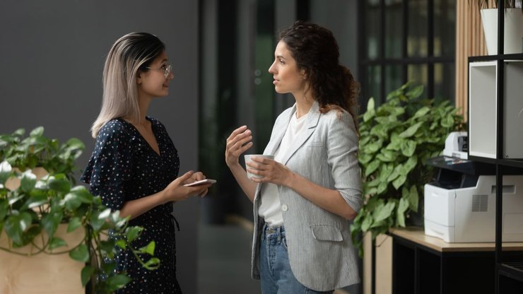 Общение, рзговор, двое людей говорят друг с другом