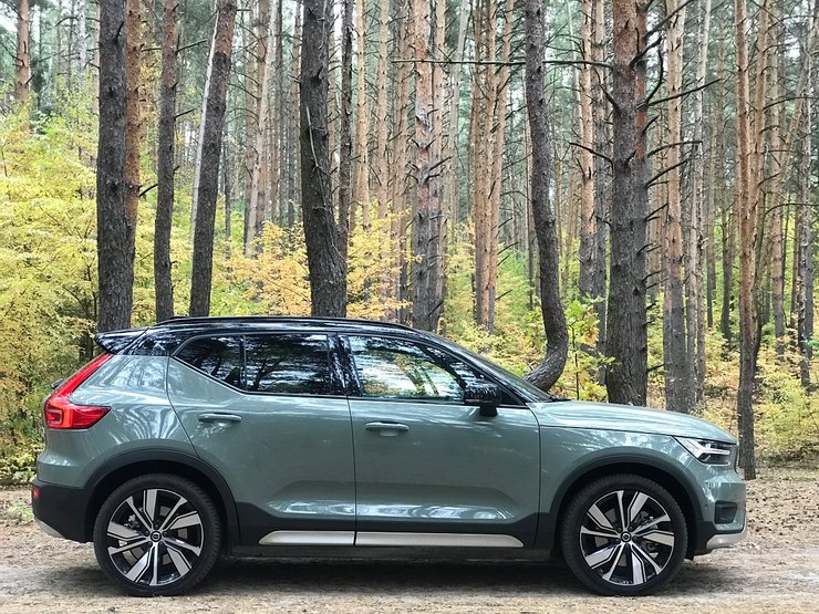 Електричний кросовер Volvo XC40 Recharge, зовнішність Volvo XC40 Recharg, екстер'єр електричного Вольво ХС40 Річардж, вид збоку