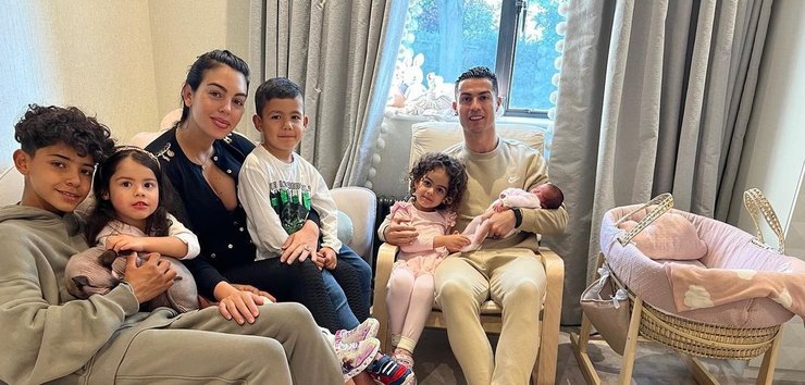 Криштиану Роналду с семьей